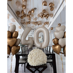 Шары под потолок, оформление комнаты бежевый с золотом