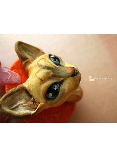 Котёнок Ахтай. Авторская подвеска-кошка (кулон с котёнком) из полимерной глины