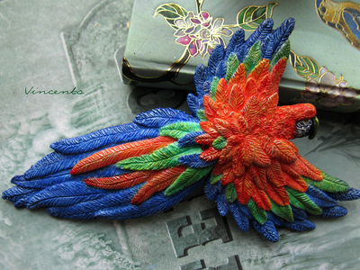 Ара, настоящий попугай. Брошь с попугаем. Миниатюра из полимерной глины