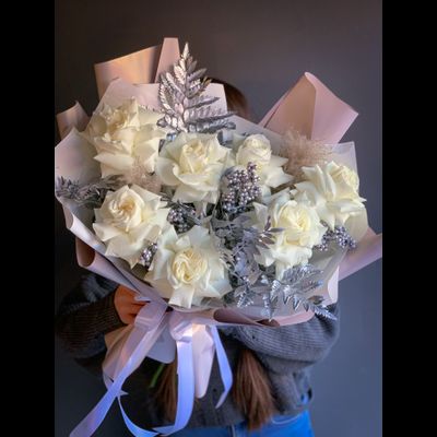 Снежная королева с белыми ажурными розами