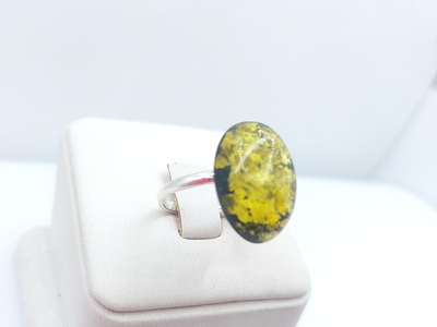 Кольцо овальное без оправы с зеленым янтарем