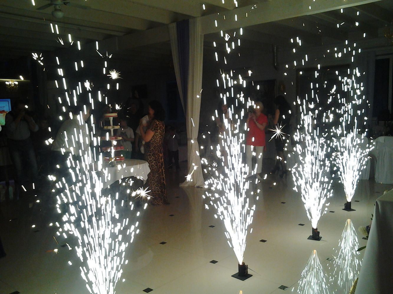 Холодный огонь что это. Холодные огни на свадьбу. Пиротехнический фонтан. Холодный фонтан. Холодный огонь что это.