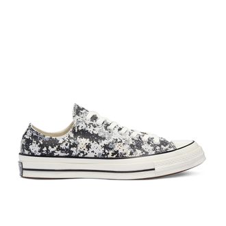 Camo chucks low on sale top