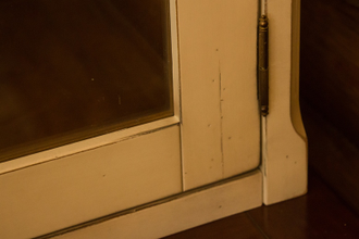 Витрина с двумя стеклянными дверьми и нижней тумбой.