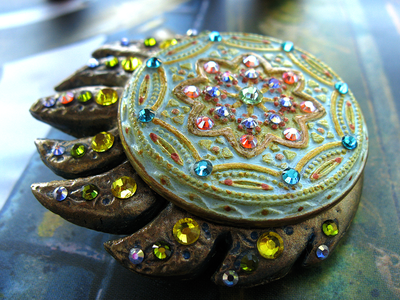 Персидское украшение - брошь-цветок "Теонанакатл" со стразами "Сваровски"