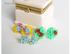 Цветочные серьги в ассортименте .