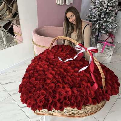 КОРЗИНА СЕРДЦЕ ИЗ 255 КРАСНЫХ РОЗ