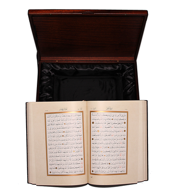 Коран на арабском языке в шкатулке из дерева открытый текст