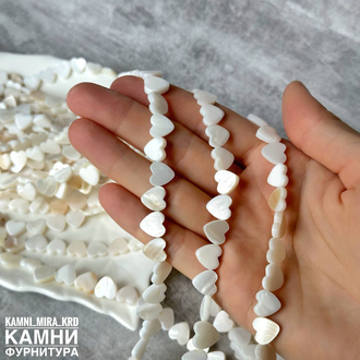 Перламутр белый сердечки с горизонтальной дырочкой 10-10,6х2,6 мм, цена за нить 19 см