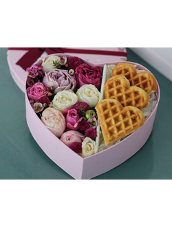 Коробочка с розами и мягкими вафлями