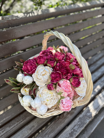 Корзина с зефирными пионами