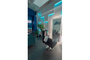 Модный парикмахерский салон в г.Москве. Использованы панели "LightUnit (MAX)" с RGBW подсветкой. Использован довольно крупный размер панелей 570*570мм (толщины - 12, 24 и 36мм).