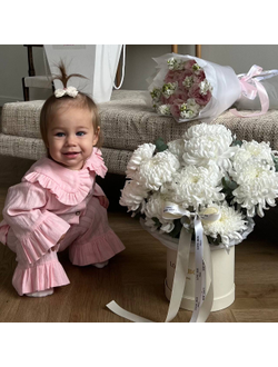 Хризантемы в шляпной коробке S+ с эвкалиптом