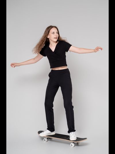 Брюки трикотажные со стрелкой черные