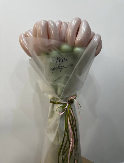 Букет из шаров в упаковке с надписью 7 тюльпанов