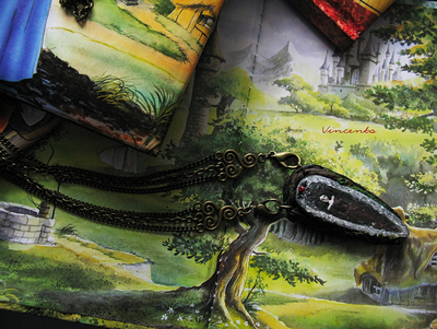 Белоснежка. Кулон по мотивам сказок братьев Гримм. Миниатюра из полимерной глины