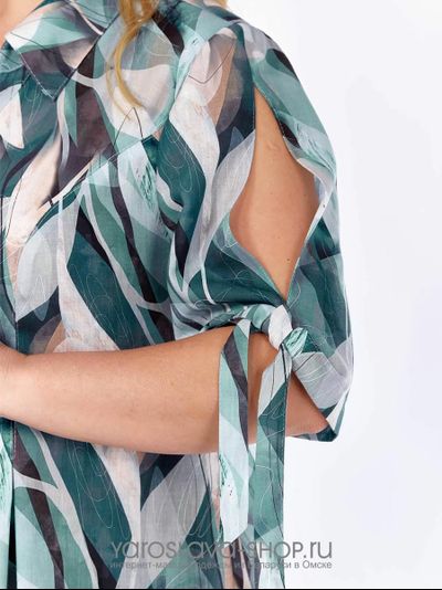 Элегантное платье свободного кроя с абстрактным принтом