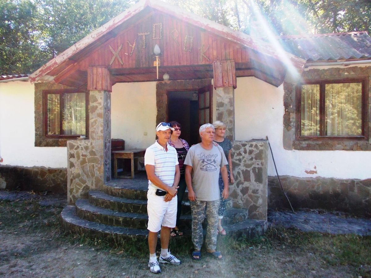 индивидуальный тур в горном Крыму, туристы у домика