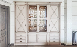 Встроенный шкаф универсальный с перекрестиями.