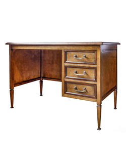 Письменный стол с тумбой справа с 3 выдвижными ящиками.