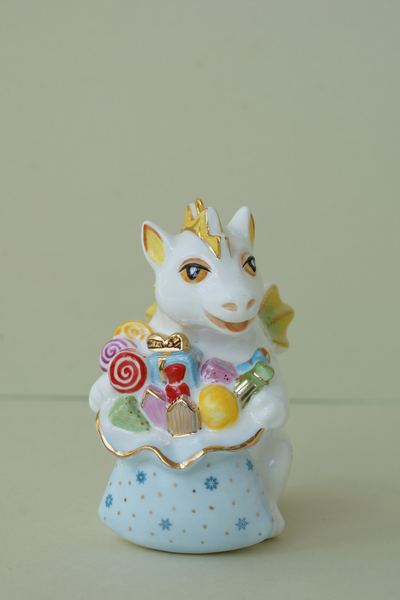 Дракон с мешком подарков