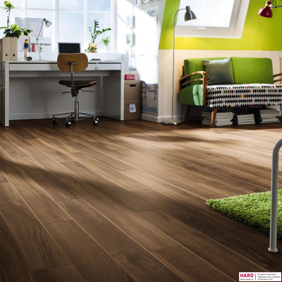 Декор ламината Haro Tritty 100 Loft 4V Итальянский Орех 535372 в интерьере комнаты