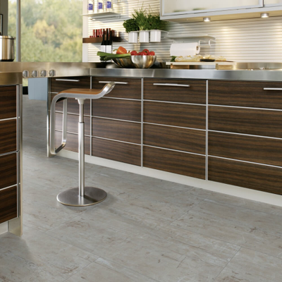 Виниловый пол Wineo 800 Stone Heavy Metal DLC00084 в интерьере кухни