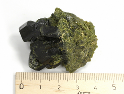 Эпидот, сросток кристаллов, Перу (40*33*30 мм, 55 г) №35866