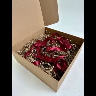 Большая подарочная коробка GILEV 37x37x14 см с бордовой лентой и наполнителем крафт