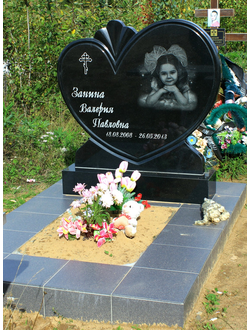 Детский памятник из габбро-диабаза в форме сердца