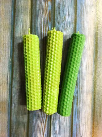 Свеча из  вощины, цвет зеленый