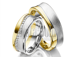 Обручальные кольца из белого и желтого золота с волнистой дорожкой бриллиантов в женском кольце