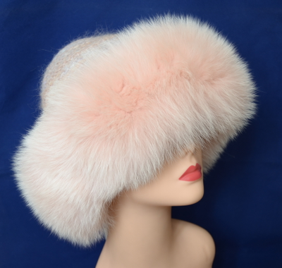 розовая шапка с мехом из коллекции шапок с мехом 2016 - 2017