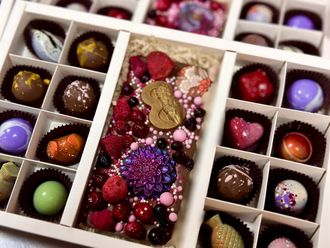 Корпусные конфеты 16шт ручной работы из бельгийского шоколада и шоколадная плитка