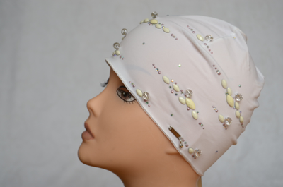 Шапочка из лайкры белого цвета фото