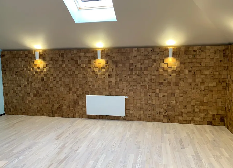 Кстати, монтаж таких панелей очень прост и, несмотря на объем в 25м2, занял у мастера всего 1 день. Панели уже на производстве смонтированны на фанерное основание, а некоторые квадратики на каждой панели не приклеены, что необходимо для монтажа. 