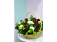 Корзина с белыми и красными розами