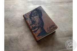 Блокнот формата А6 с гравировкой рисунка на обложке из натуральной кожи.