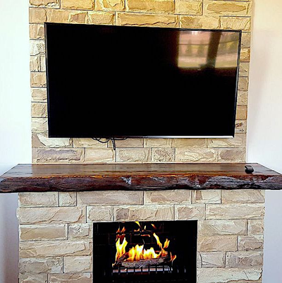 каминная полка из бруса лиственницы в тонировке