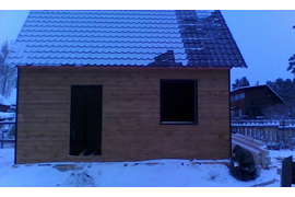 На крышу положили металлочерепицу. Фасады покрасили деревозищитным составом.