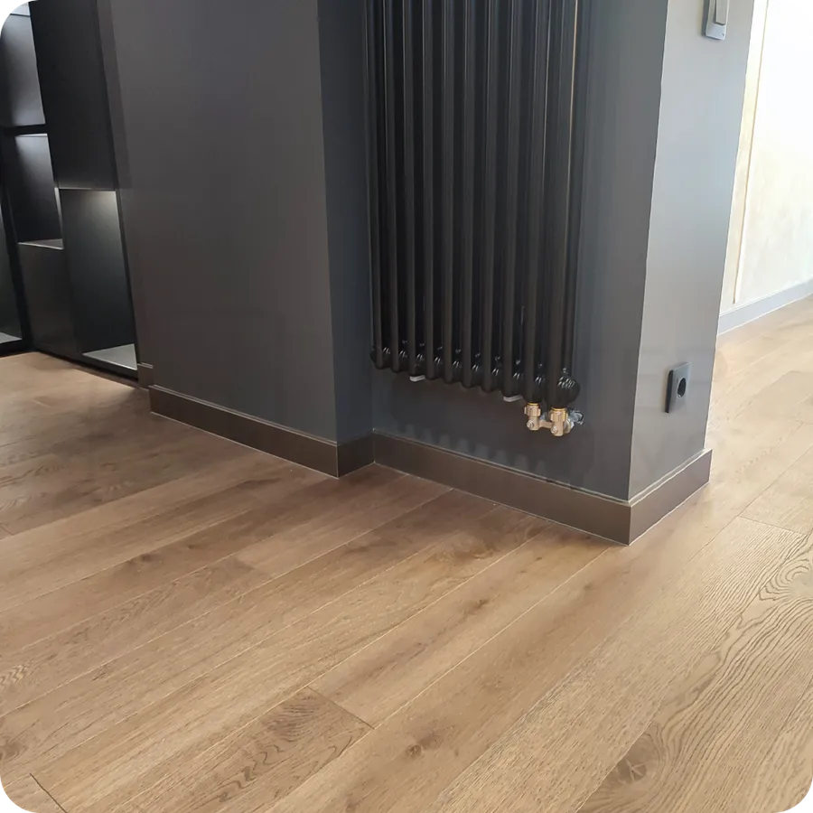 Теплый контраст: установка бронзового плинтуса создает эффектный контраст с современными материалами, добавляя интерьеру теплоты.