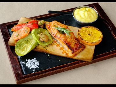 Лосось на ольховой планке