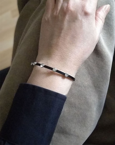 (АРТИКУЛ: 8597/22) БРАСЛЕТ ЖЕНСКИЙ, ЧЕРНАЯ КОЖА, БЕЛЫЙ МЕТАЛЛ, БЕЛЫЕ СТРАЗЫ