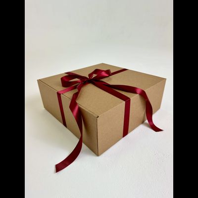 Большая подарочная коробка GILEV 37x37x14 см с бордовой лентой и наполнителем крафт