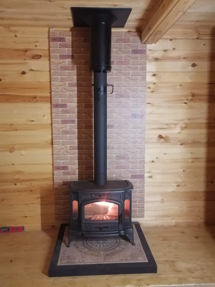 Монтаж чугунной печи-камина Kratki Koza/k9 (Польша). Подиум заранее  подготовлен заказчиком.
