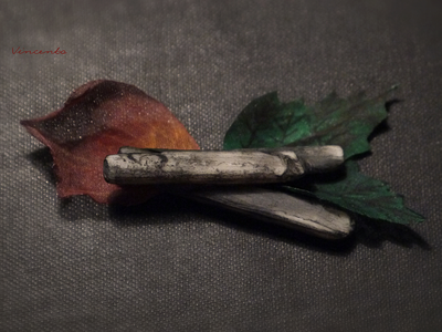 Готическая брошь с лепестками розы "Воспоминание о былых временах"