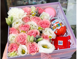 Коробочка с цветами и шоколадом "Сладкие Мысли"