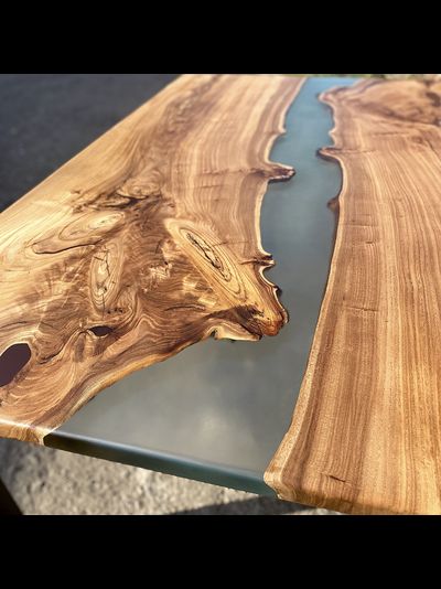 стол река из карагача с прозрачной смолой