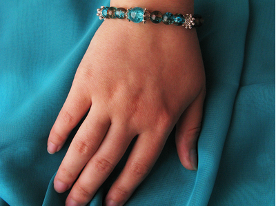 Отдых на лазурном берегу... Браслет в морском стиле с бусинами "кракле" и рыбкой