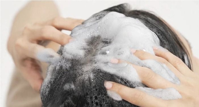 Шаг 1: Очищение Шампунем (Atomy Root Vital Shampoo)